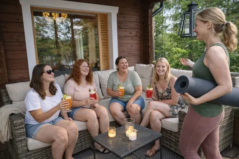 Mujeres sentadas juntas en una terraza cubierta