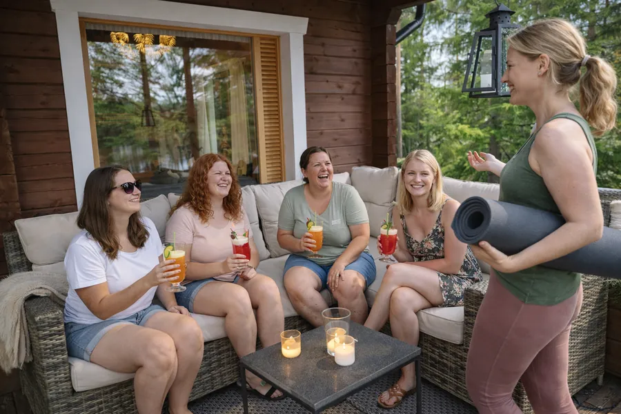 Donne sedute insieme su una terrazza coperta