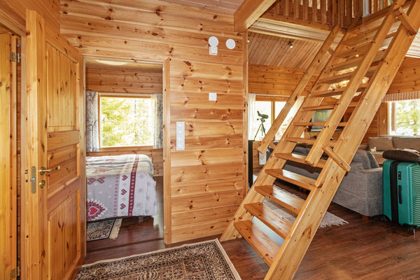 Escalier en bois vers la mezzanine de couchage ouverte