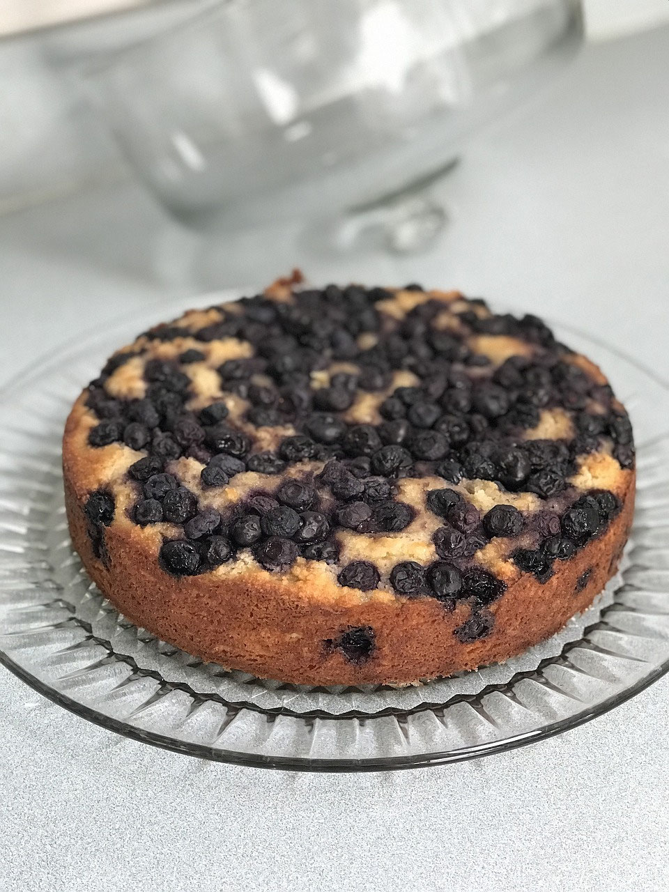 Mustikkapiirakka mökkikeittiössä