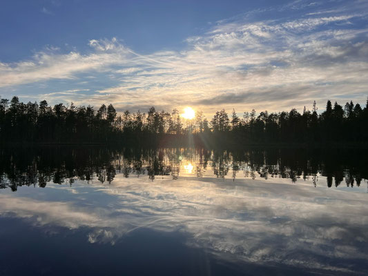 Nuages et arbres reflétés dans le lac calme