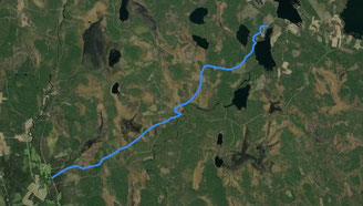 Mapa por satélite con ruta azul por el bosque