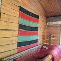 Tapiz de rayas en una pared de madera