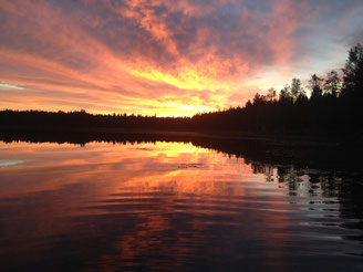 Atardecer brillante reflejado en un lago en calma