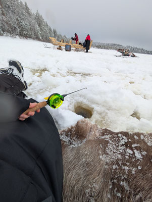 Eisangeln auf dem Ranuajärvi