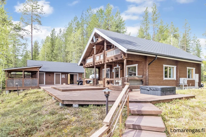 Chalet en rondins Mökki Tikka avec bain à remous et terrasse en bois à Ranua