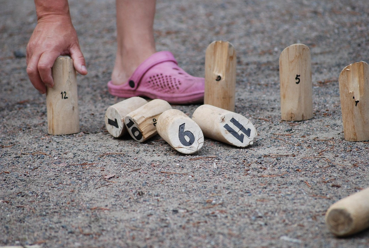 Mölkky – das finnische Wurfspiel, das bei uns zum Ferienhaus gehört