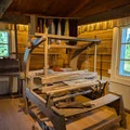Telar tradicional de madera expuesto en una habitación