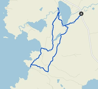 Mapa con una ruta a pie azul junto al agua