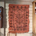 Tapiz rojo estampado en un interior histórico