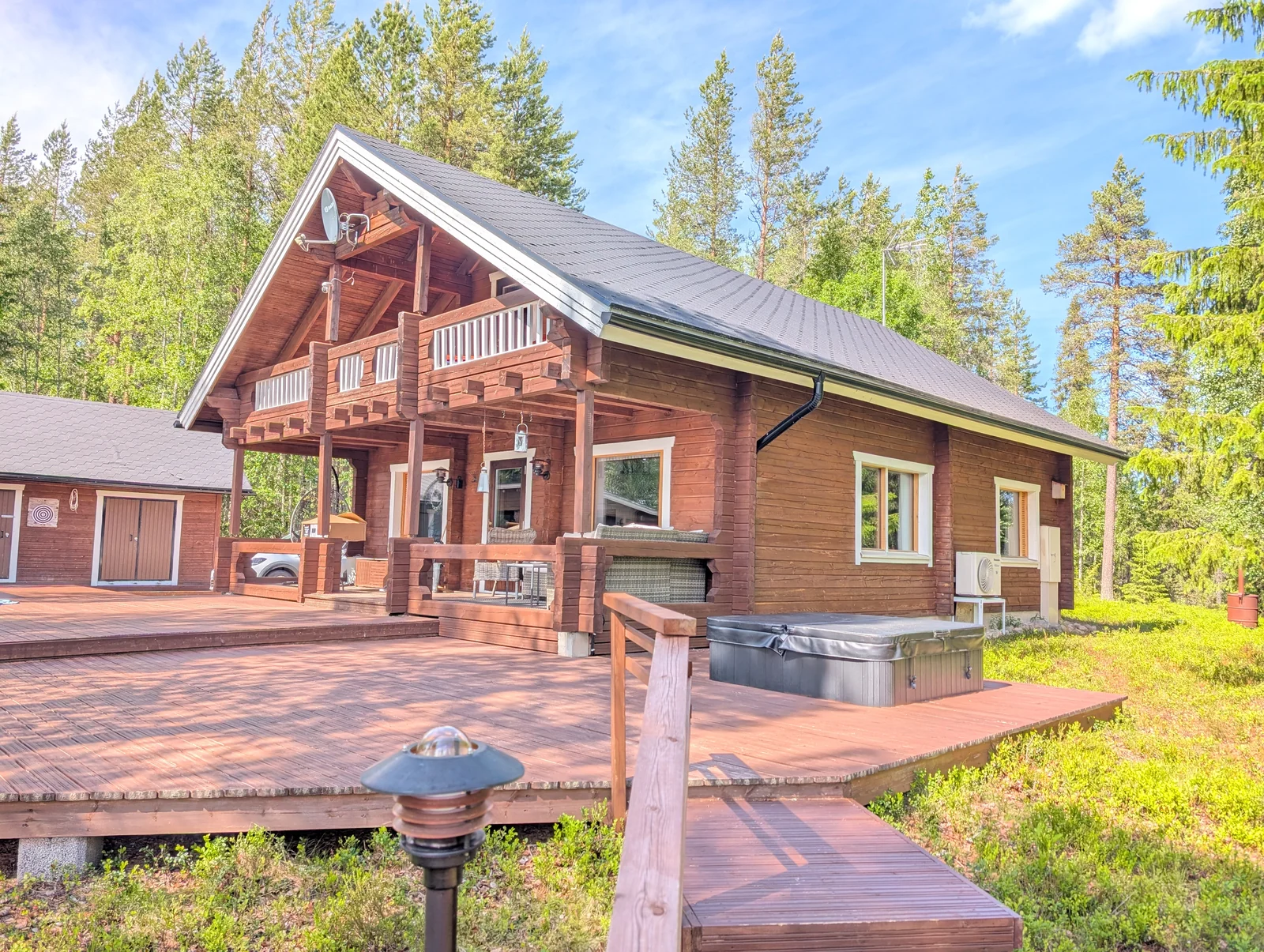 Chalet con terrazza e idromassaggio in estate