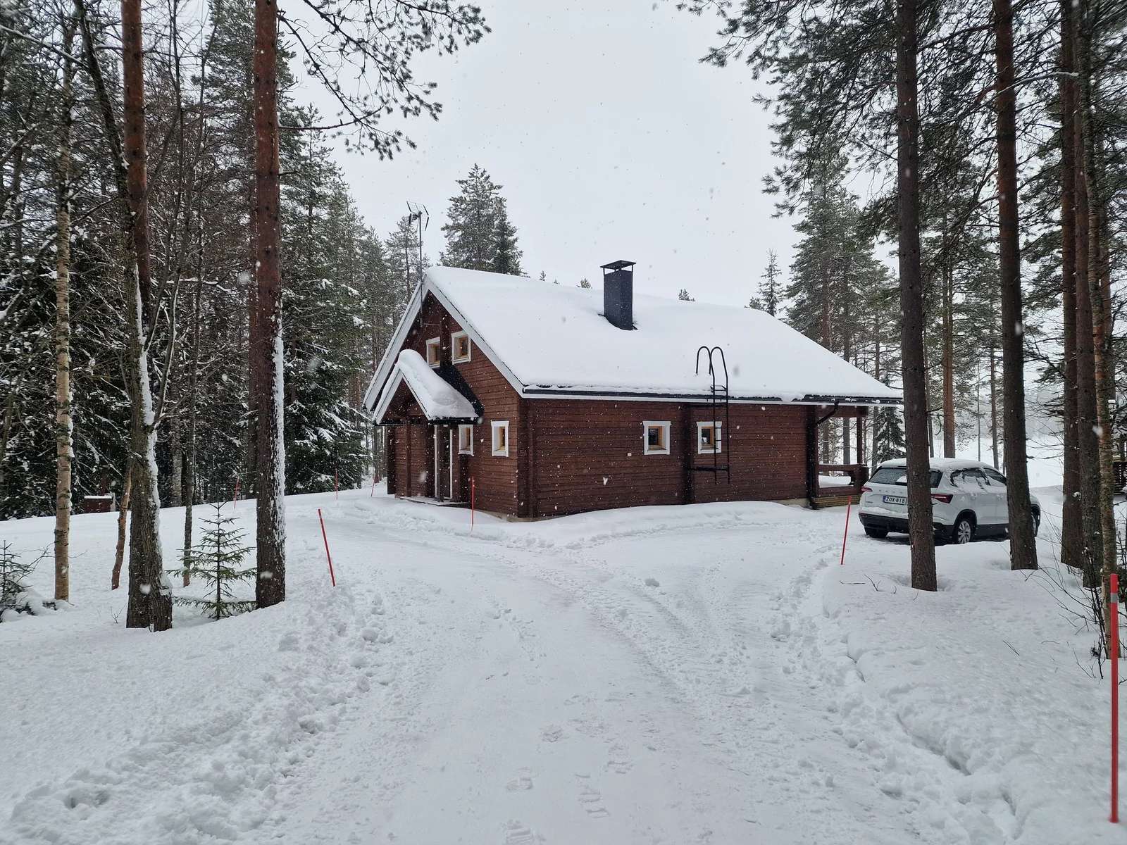 Accesso innevato allo chalet in Lapponia