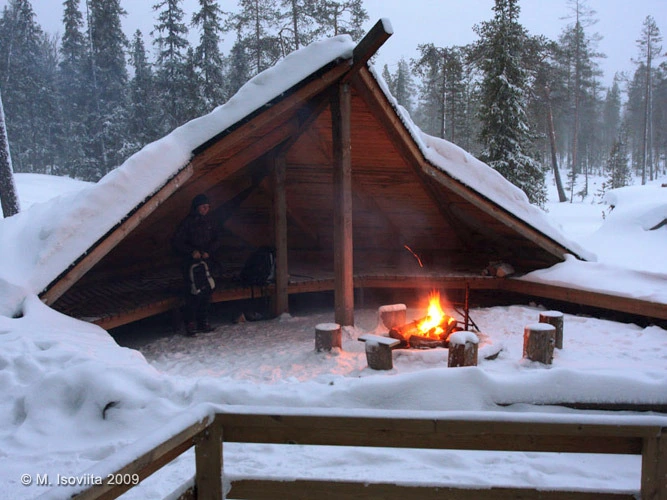 Katettu taukopaikka ja tulisija lumessa