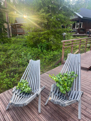 Deux transats rayés sur la terrasse à la lumière du soir