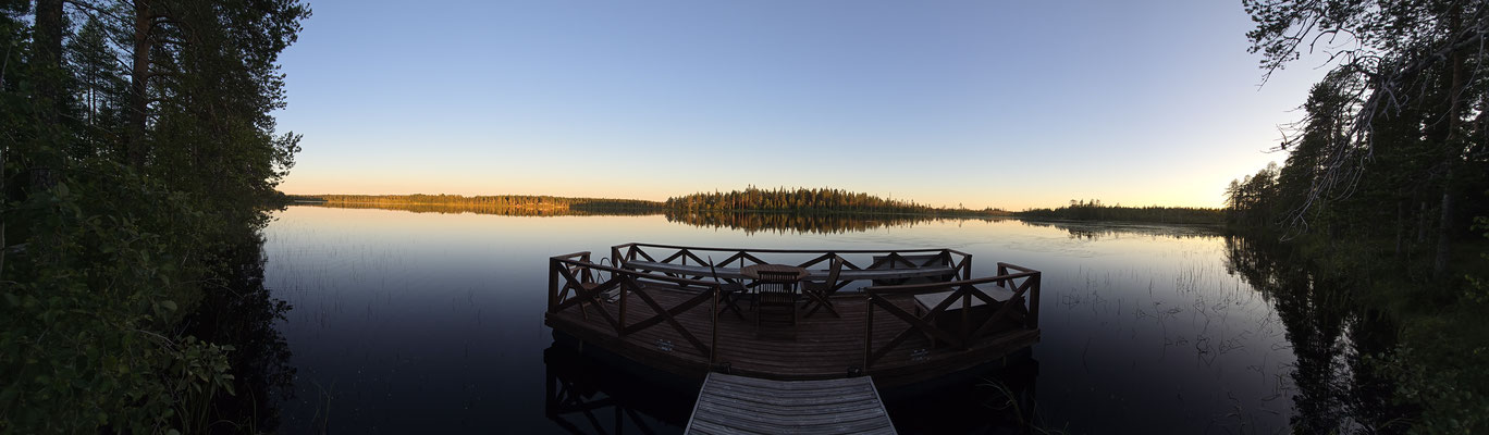 Vue panoramique sur un lac calme au crépuscule