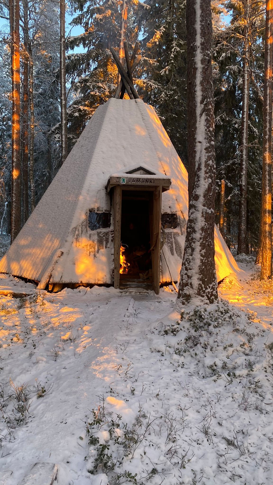 Nuotiopaikat Suomessa – laavut, kodat ja turvallinen tulenteko