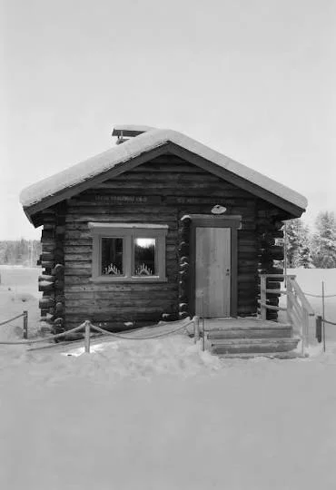 Frontansicht der Roosevelt-Hütte im Winter