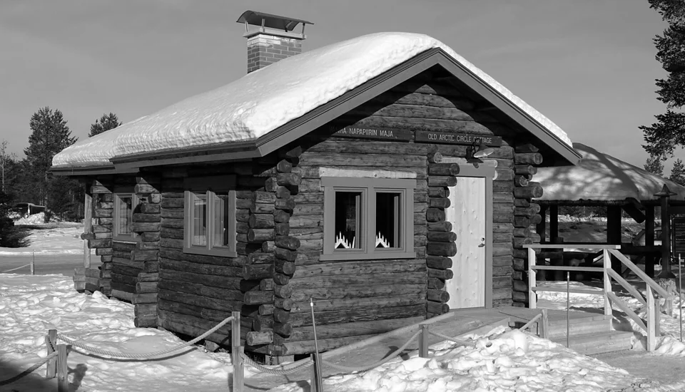 Die Roosevelt-Hütte im Schnee, seitliche Ansicht