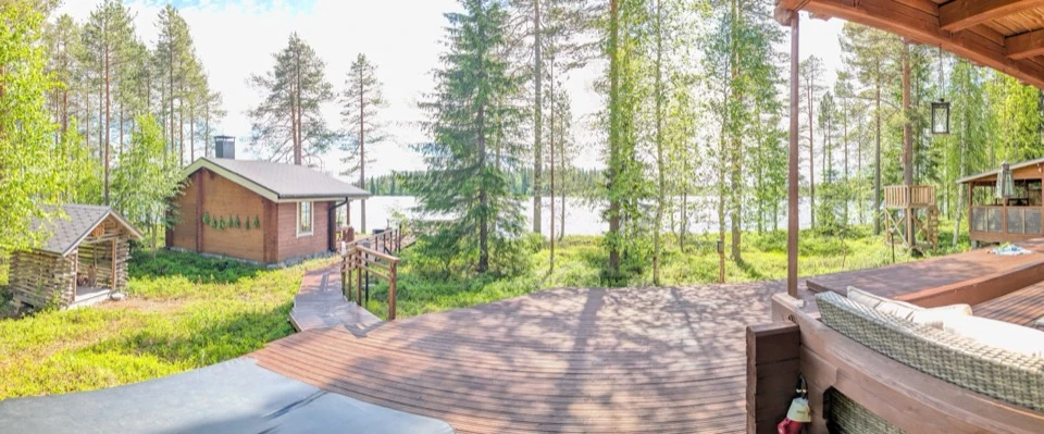 Panoramablick von der Terrasse über Whirlpool und Saunahaus zum See