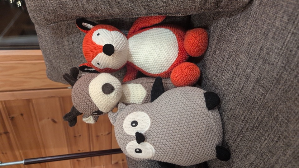 Gehäkelte Tierfiguren auf dem Sofa