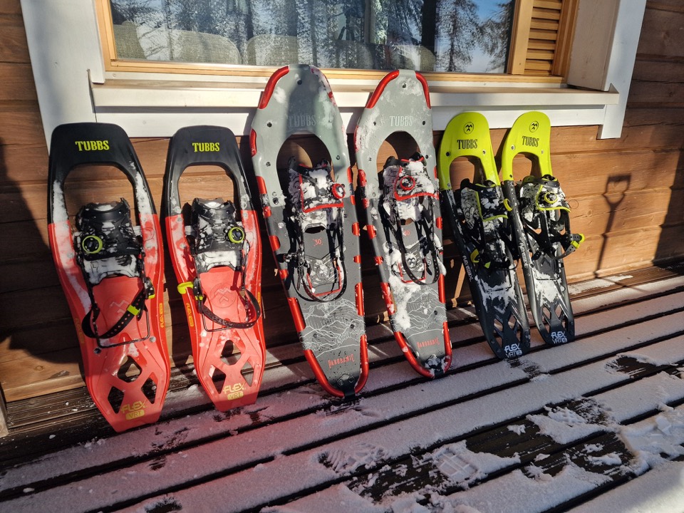 Schneeschuhe stehen auf der Terrasse bereit