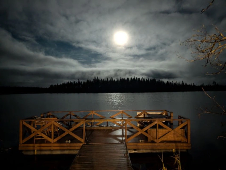 Mondlicht über dem See und dem Holzsteg