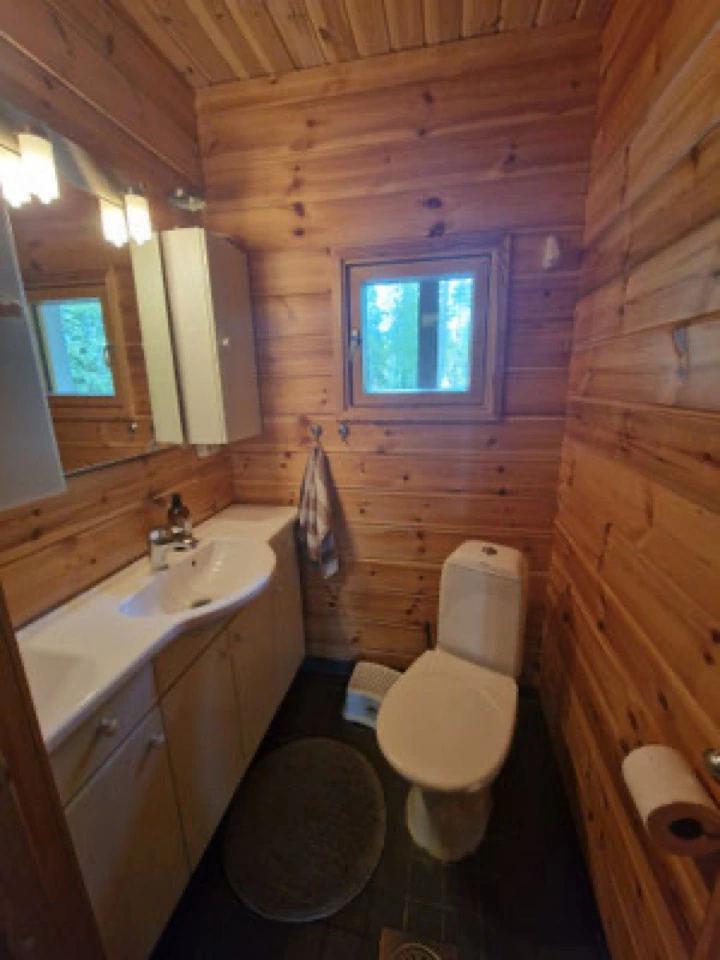 Separates WC mit Waschbecken und Fenster