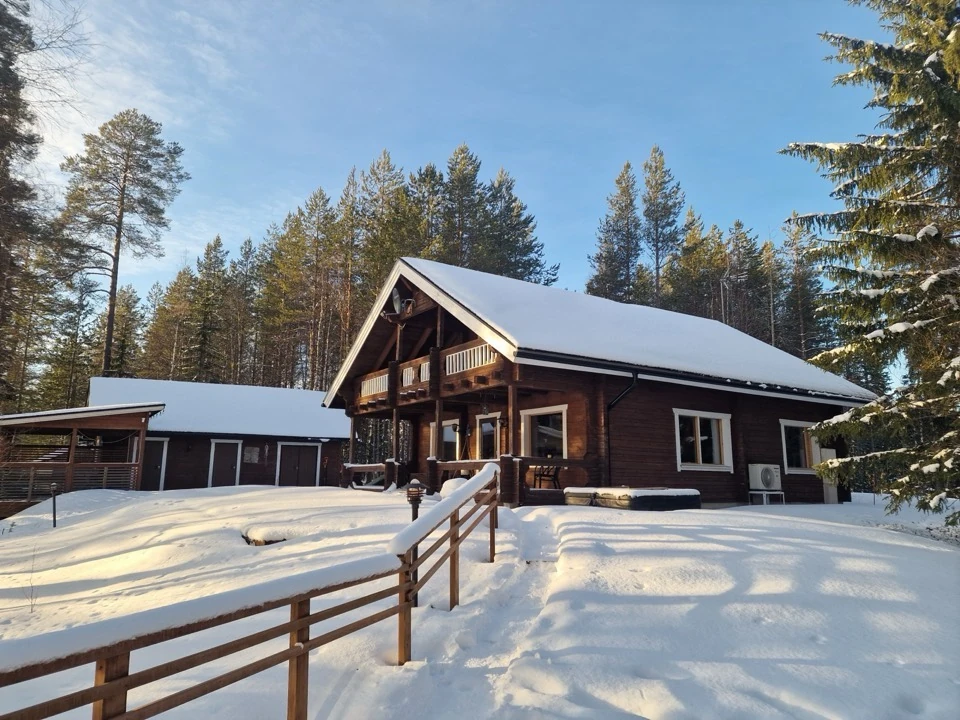 Das grosse Blockhaus im Schnee bei Wintersonne