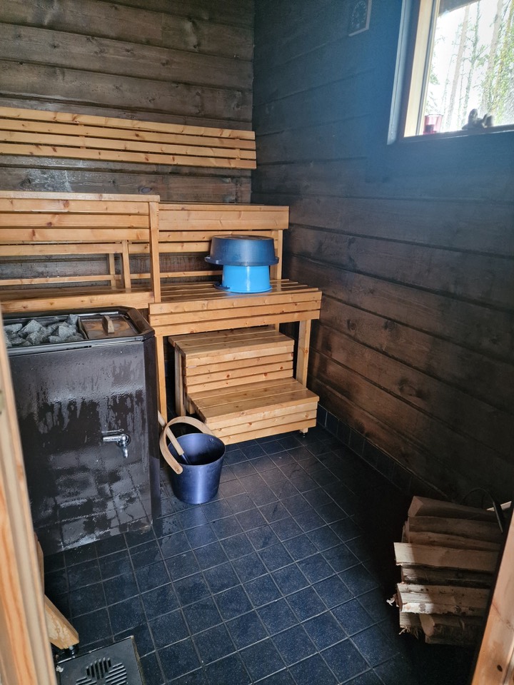 Holzbeheizte Sauna im separaten Saunahaus